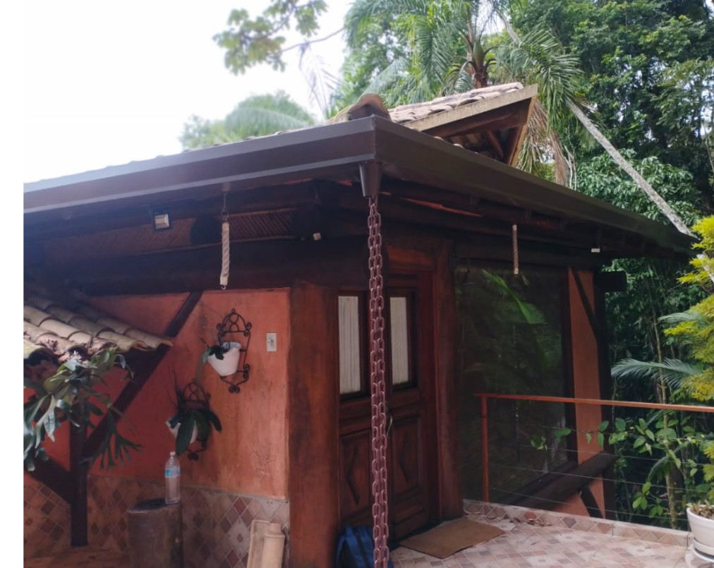 Calha e condutor em corrente instalados em chalé de madeira