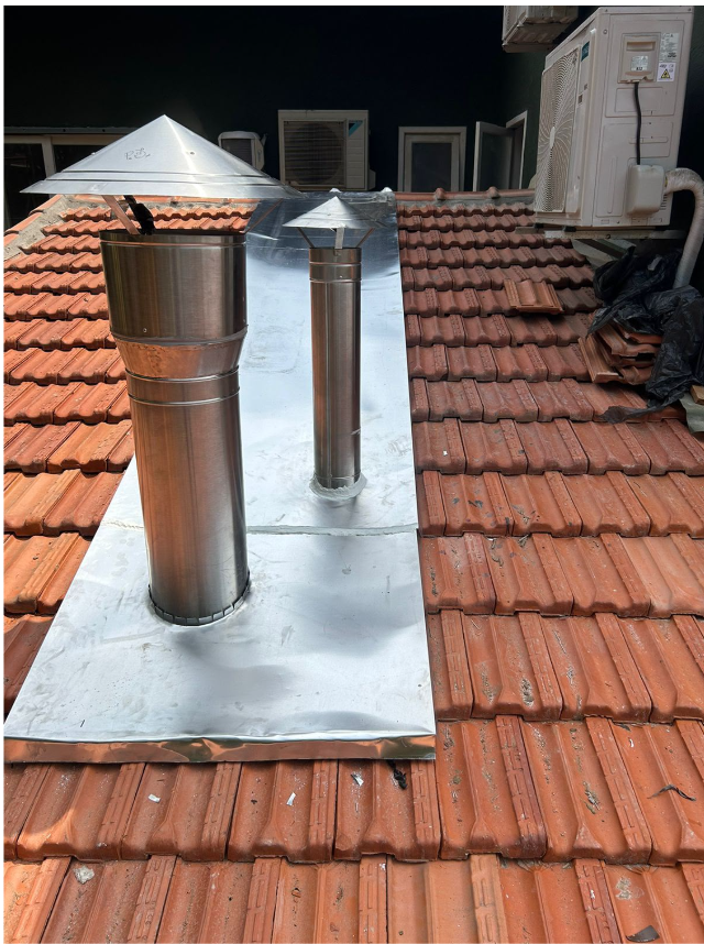 Chaminés de exaustão em aço inox com rufo de alumínio em telhado cerâmico