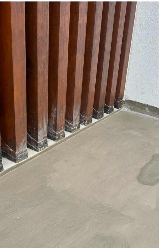 Impermeabilização de piso e rodapé em varanda com pilares de madeira